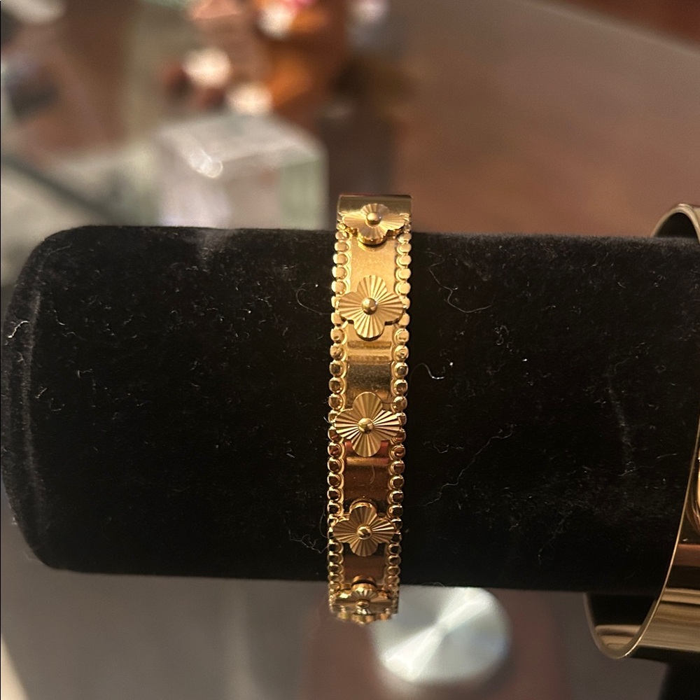 Elegant Gold Bracelet..